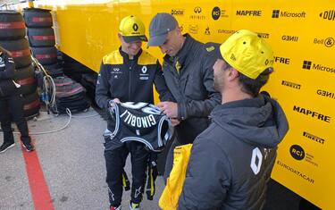 Scambio di maglie tra i piloti Renault e Ginobili