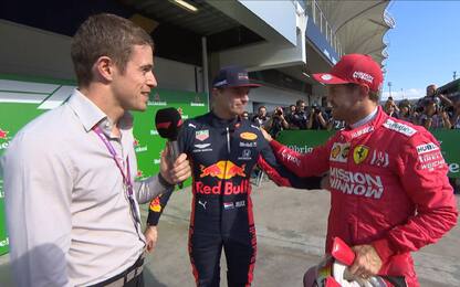 La stretta di mano tra Vettel e Verstappen. VIDEO