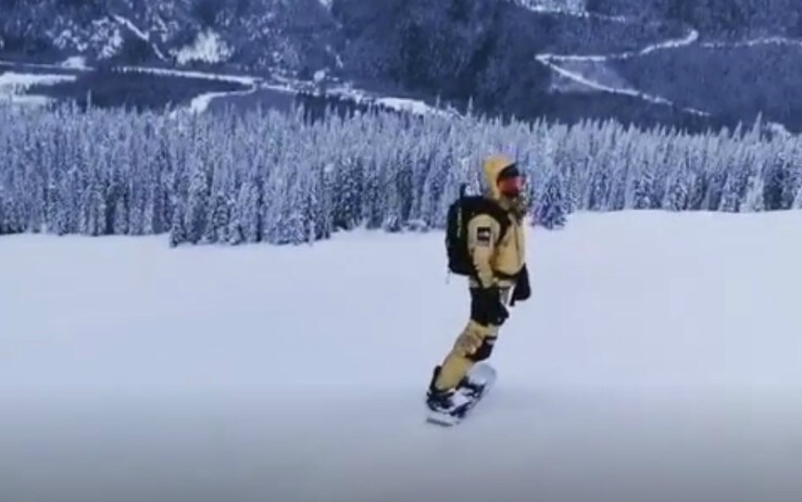 Lewis Hamilton alle prese con la sua discesa in snow