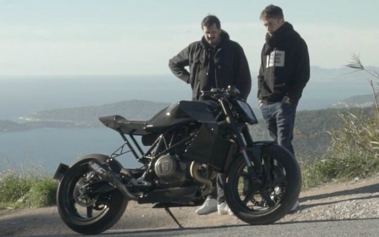 La Husqvarna di Leclerc, realizzata dai preparatori francesi Bad Winners (da Instagram @badwinners) La Husqvarna di Leclerc, realizzata dai preparatori francesi Bad Winners