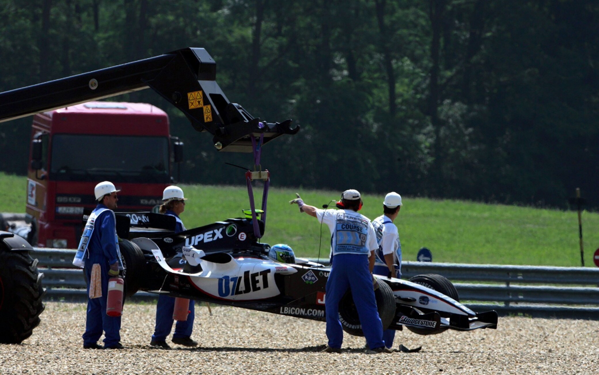 Chanoch Nissany nella ghiaia a Budapest nel 2005 (Foto Twitter @CrystalRacing) nissany