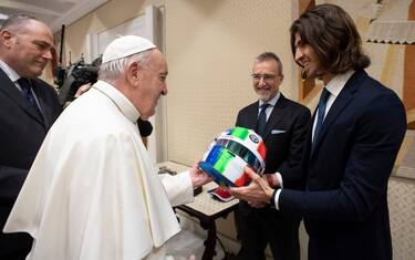Papa Francesco, autografo sul casco a Giovinazzi