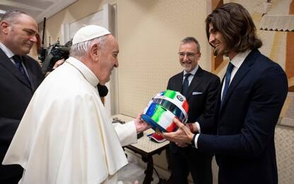 Papa Francesco, autografo sul casco a Giovinazzi