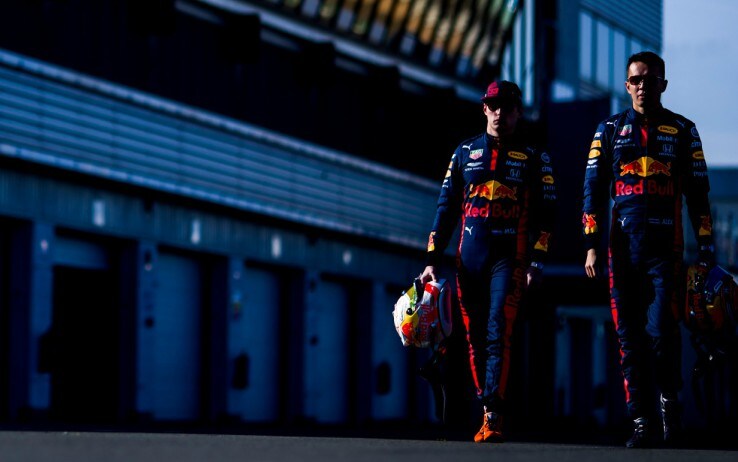 Verstappen e Albon sul circuito di Silverstone per provare la nuova RB16