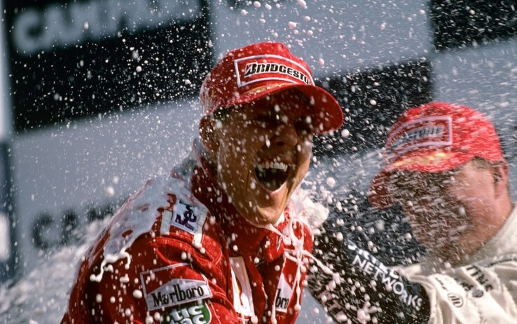 Schumacher festeggiato sul podio dopo la vittoria a Monza nel 2000