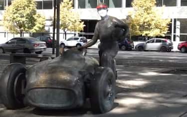 Buenos Aires, statua di Fangio con la mascherina