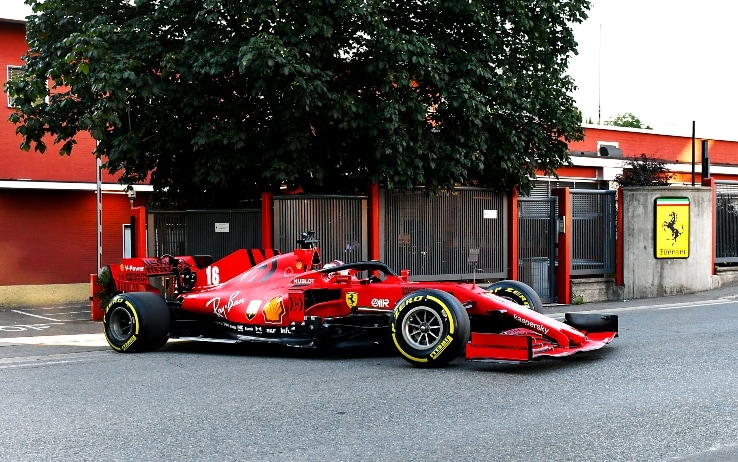 Leclerc esce con la sua SF1000 dalla sede di Maranello per il suo giro in strada fino a Fiorano