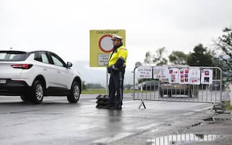 A policeman controls cars at an entrance of the circuit, as the Austrian Formula One Grand Prix takes place without supporters due to the new coronavirus pandemic, on July 3, 2020 ahead the first practice session in Spielberg, Austria. - Seven months after they last competed in earnest, the Formula One circus will push a post-lockdown re-set button to open the 2020 season in Austria on July 5. (Photo by ERWIN SCHERIAU / APA / AFP) / Austria OUT (Photo by ERWIN SCHERIAU/APA/AFP via Getty Images)