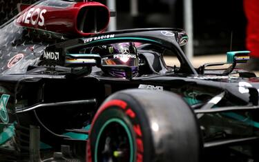 Libere a Hamilton, Ferrari insegue. Racing super!