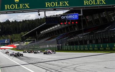 JULY 04: Sergio Perez, Racing Point RP20, Lewis Hamilton, Mercedes F1 W11 EQ Performance, Pierre Gasly, AlphaTauri AT01, Lance Stroll, Racing Point RP20, and other drivers practice their start procedures during the Austrian GP on Saturday July 04, 2020. (Photo by Glenn Dunbar / LAT Images)