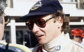 Austrian Formula One driver Niki Lauda talks to a mechanic during the Monaco Grand Prix in may 1979. (Photo by GERARD FOUET / AFP)        (Photo credit should read GERARD FOUET/AFP via Getty Images)