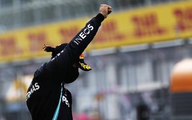 Hamilton, pugno alzato contro il razzismo. FOTO
