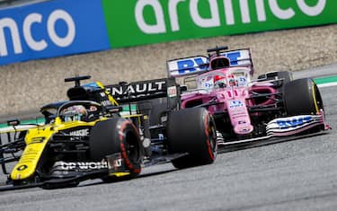 RED BULL RING, AUSTRIA - JULY 12: Daniel Ricciardo, Renault R.S.20, leads Sergio Perez, Racing Point RP20 during the Styrian GP at Red Bull Ring on Sunday July 12, 2020 in Spielberg, Austria. (Photo by Andy Hone / LAT Images)