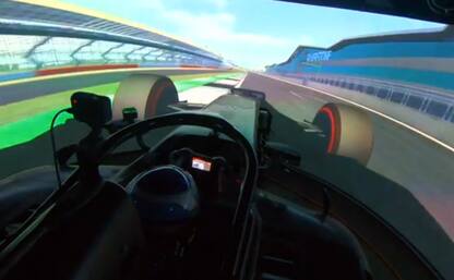 Tra le curve di Silverstone: il giro al simulatore
