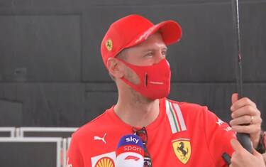 Piove su Vettel, lui ci scherza su. VIDEO