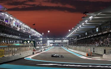 epa08035072 British Formula One driver Lewis Hamilton of Mercedes AMG GP steers his car during the qualifying session of Abu Dhabi Formula 1 Grand Prix 2019 in Abu Dhabi, United Arab Emirates, 30 November 2019. The Formula One Grand Prix of Abu Dhabi will take place on 01 December 2019.  EPA/ALI HAIDER