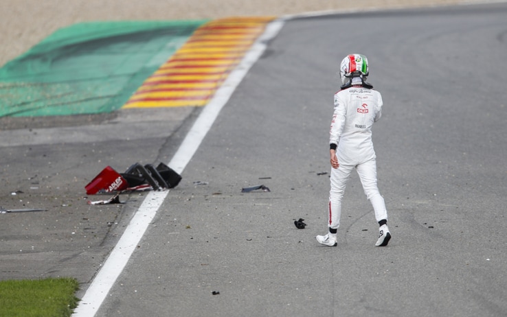 2020 Belgian GP SPA-FRANCORCHAMPS, BELGIUM - AUGUST 30: Antonio Giovinazzi, Alfa Romeo, walks past the debris of his car on track after a collision during the Belgian GP at Spa-Francorchamps on Sunday August 30, 2020 in Spa, Belgium. (Photo by Zak Mauger / LAT Images)