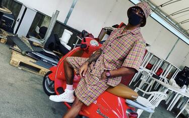 Hamilton fa l'italiano: super fashion in Vespa
