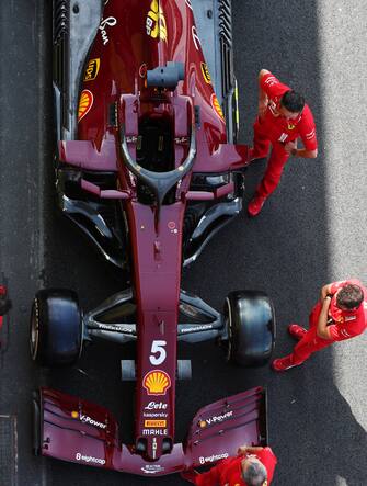 MUGELLO CIRCUIT, ITALY - SEPTEMBER 10: Mechanics admire the new dark red livery on the Sebastian Vettel Ferrari SF1000, applied to commemorate Ferrari's 1000th Grand Prix during the Tuscany GP at Mugello Circuit on Thursday September 10, 2020, Italy. (Photo by Charles Coates / LAT Images)