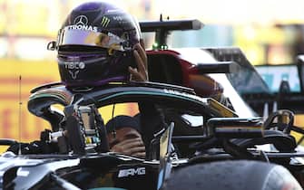 epa08666799 British Formula One driver Lewis Hamilton of Mercedes-AMG Petronas removes his helmet after winning the Formula One Grand Prix of Tuscany at the race track in Mugello, Italy 13 September 2020.  EPA/Bryn Lennon / Pool