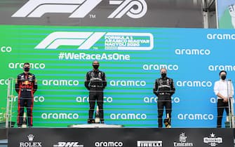 epa08555021 A handout photo made available by the FIA shows (L-R) second placed Dutch Formula One driver Max Verstappen of Red Bull Racing, winner British Formula One driver Lewis Hamilton of Mercedes AMG GP and third placed Finnish Formula One driver Valtteri Bottas of Mercedes AMG GP celebrate on the podium for the Formula One Grand Prix of Hungary in Mogyorod, Hungary, 19 July 2020.  EPA/FIA/F1 HANDOUT SHUTTERSTOCK OUT HANDOUT EDITORIAL USE ONLY/NO SALES *** Local Caption *** BUDAPEST, HUNGARY - JULY 18: Nicholas Latifi of Canada driving the (6) Williams Racing FW43 Mercedes on track during final practice for the F1 Grand Prix of Hungary at Hungaroring on July 18, 2020 in Budapest, Hungary. (Photo by Bryn Lennon/Getty Images)