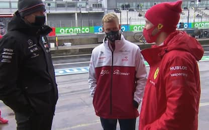 Mick, Vettel e Wolff: chiacchiere sotto la pioggia