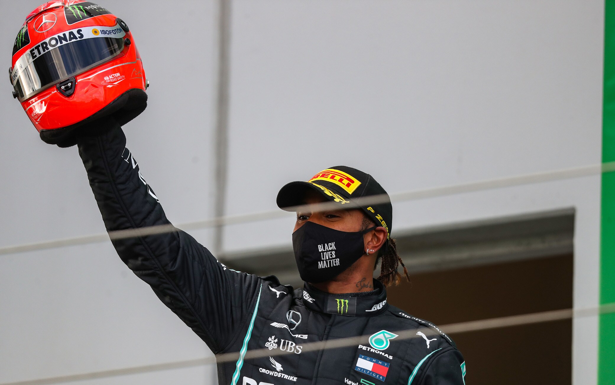 Formula 1, Lewis Hamilton con il casco di Schumacher sul podio al  Nurburgring. FOTO | Sky Sport