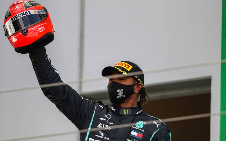 Formula 1, Lewis Hamilton con il casco di Schumacher sul podio al  Nurburgring. FOTO | Sky Sport