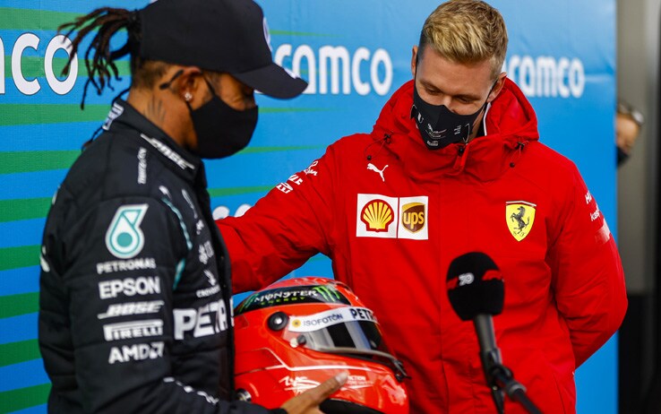 Lewis Hamilton riceve il casco di Schumacher da Mick dopo il record in F1.  VIDEO | Sky Sport