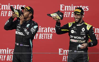 Hamilton beve dalla scarpa di Ricciardo. VIDEO