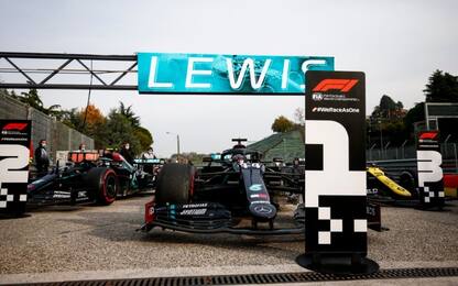 Hamilton vince, Mercedes campione. Leclerc 5°