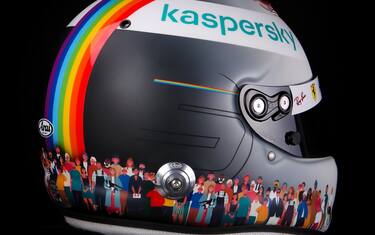 Vettel, casco arcobaleno in Turchia. FOTO
