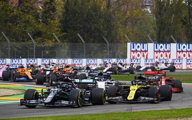 IMOLA, ITALY - NOVEMBER 01: Lewis Hamilton, Mercedes F1 W11 EQ Performance leads Daniel Ricciardo, Renault R.S.20, Pierre Gasly, AlphaTauri AT01 and Charles Leclerc, Ferrari SF1000 at the start of the race during the Emilia-Romagna GP at Imola on Sunday November 01, 2020, Italy. (Photo by Mark Sutton / Sutton Images)