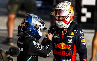 IMOLA, ITALY - OCTOBER 31: Pole Sitter Valtteri Bottas, Mercedes-AMG Petronas F1 and Max Verstappen, Red Bull Racing celebrate in Parc Ferme during the Emilia-Romagna GP at Imola on Saturday October 31, 2020, Italy. (Photo by Glenn Dunbar / LAT Images)