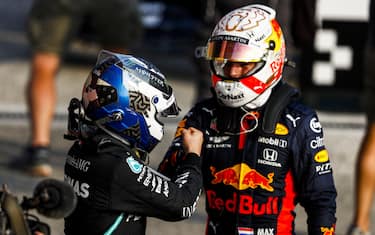 IMOLA, ITALY - OCTOBER 31: Pole Sitter Valtteri Bottas, Mercedes-AMG Petronas F1 and Max Verstappen, Red Bull Racing celebrate in Parc Ferme during the Emilia-Romagna GP at Imola on Saturday October 31, 2020, Italy. (Photo by Glenn Dunbar / LAT Images)