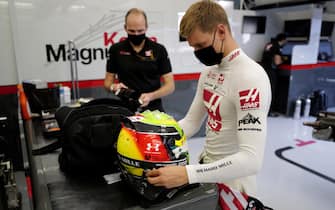 BAHRAIN INTERNATIONAL CIRCUIT, BAHRAIN - DECEMBER 02: Mick Schumacher takes out his helmet with race engineer Gary Gannon during the Sakhir GP at Bahrain International Circuit on Wednesday December 02, 2020 in Sakhir, Bahrain. (Photo by Andy Hone / LAT Images)