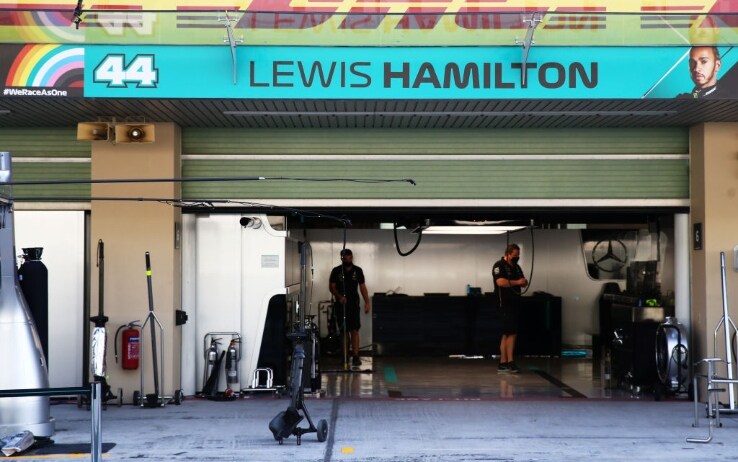 Il box di Lewis Hamilton già pronto ad Abu Dhabi