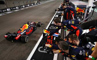 ABU DHABI, UNITED ARAB EMIRATES - DECEMBER 13: Race winner Max Verstappen of the Netherlands driving the (33) Aston Martin Red Bull Racing RB16 passes his team celebrating on the pitwall during the F1 Grand Prix of Abu Dhabi at Yas Marina Circuit on December 13, 2020 in Abu Dhabi, United Arab Emirates. (Photo by Mark Thompson/Getty Images)