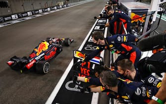 ABU DHABI, UNITED ARAB EMIRATES - DECEMBER 13: Race winner Max Verstappen of the Netherlands driving the (33) Aston Martin Red Bull Racing RB16 passes his team celebrating on the pitwall during the F1 Grand Prix of Abu Dhabi at Yas Marina Circuit on December 13, 2020 in Abu Dhabi, United Arab Emirates. (Photo by Mark Thompson/Getty Images)
