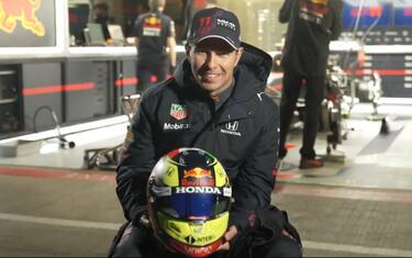 Perez, il primo casco da pilota Red Bull. VIDEO