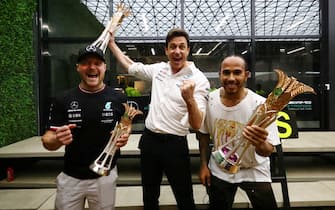 JEDDAH STREET CIRCUIT, SAUDI ARABIA - DECEMBER 05: Valtteri Bottas, Mercedes, 3rd position, Toto Wolff, Team Principal and CEO, Mercedes AMG, and Sir Lewis Hamilton, Mercedes, 1st position during the Saudi Arabia GP  at Jeddah Street Circuit on Sunday December 05, 2021 in Jeddah, Saudi Arabia. (Photo by Steve Etherington / LAT Images)