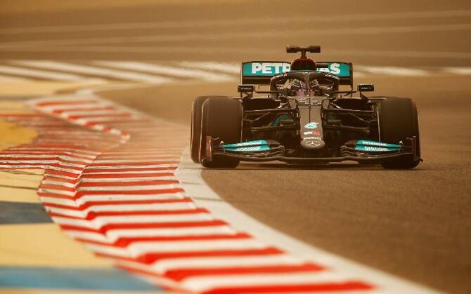 Lo sconvolgimento del 2022 sta gettando la sua ombra. La Formula 1 vorrebbe presentare le nuove vetture in due modalità. Durante i primi test a Barcellona, ​​il focus si concentrerebbe solo sulla stampa. In Bahrain invece, sarà garantita anche la copertura televisiva.