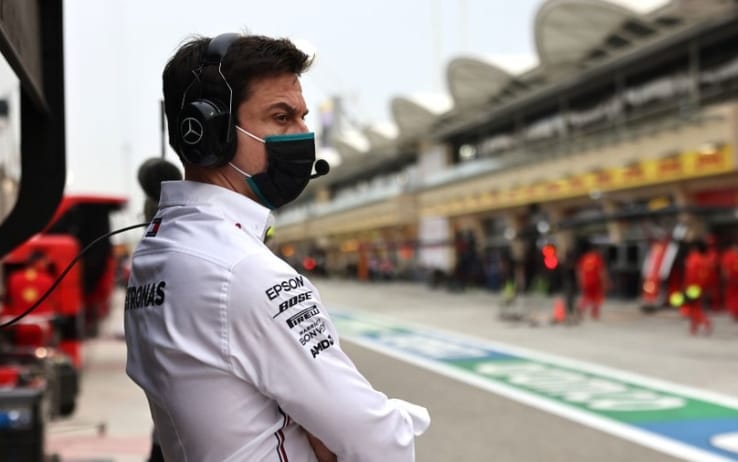 Toto Wolff, il Team Principal della Mercedes in Formula 1, si è opposto ancora una volta a Max Verstappen. Questa volta il tema è "Drive to Survive", la serie Netflix a cui Max ha recentemente rifiutato di partecipare; Toto lo vede come un successo.