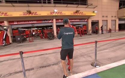 Vettel, un saluto ai vecchi amici del box Ferrari
