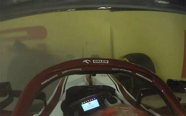 Raikkonen a muro perde il muso dell'Alfa. VIDEO