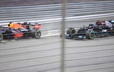 Verstappen ridà la posizione a Hamilton: il perché