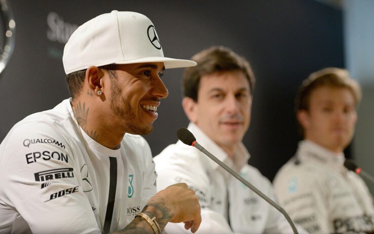 Hamilton, Wolff e Rosberg in una conferenza stampa del 2015