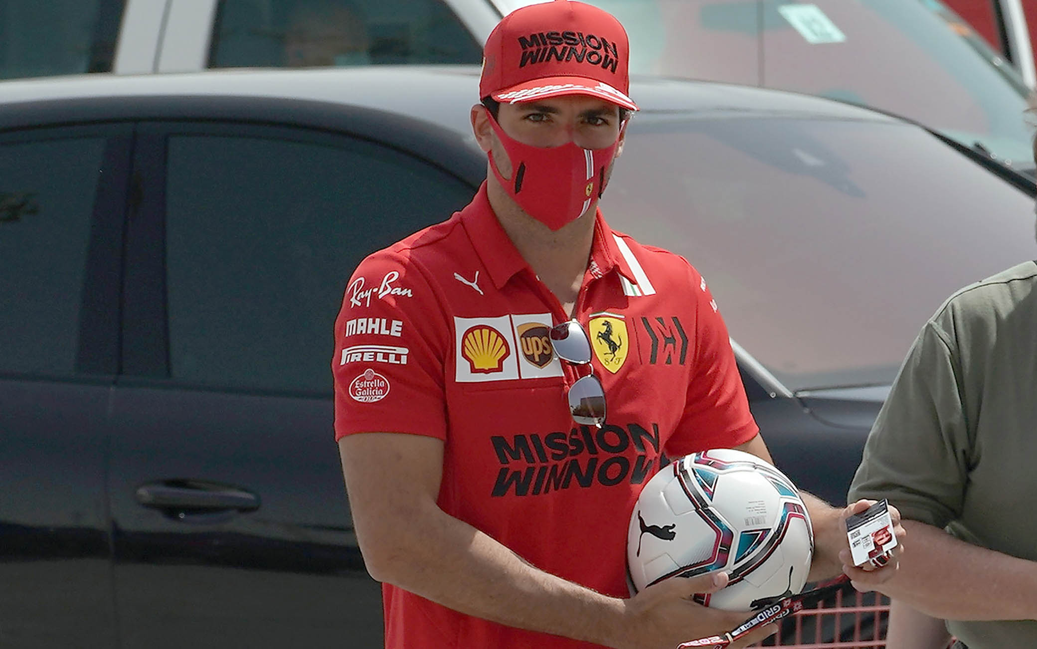 Immancabile il pallone per Carlos...