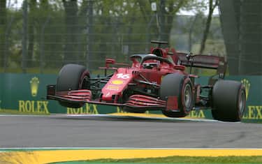 Leclerc show: la Ferrari vola sul cordolo! VIDEO