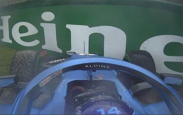 Alonso a muro, Stroll a fuoco: caos prima del via